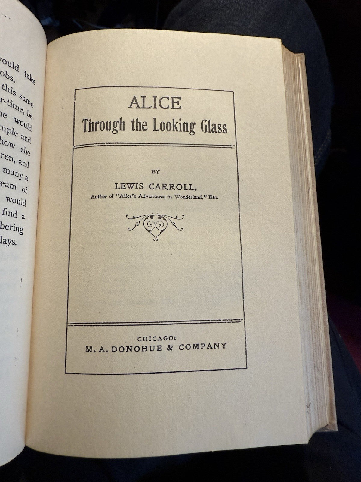 Alice's Adventures in Wonderland & Through the Looking-Glass : Lewis Carroll
