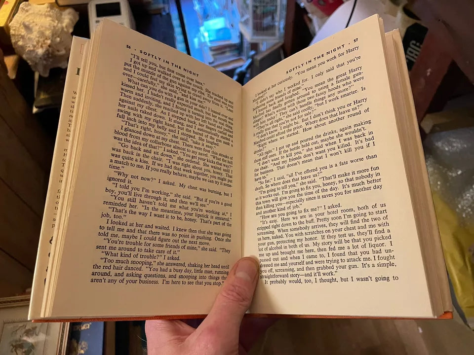 Softly in the Night : M. E. Chaber : American Bloodhound Mystery : Crime Fiction