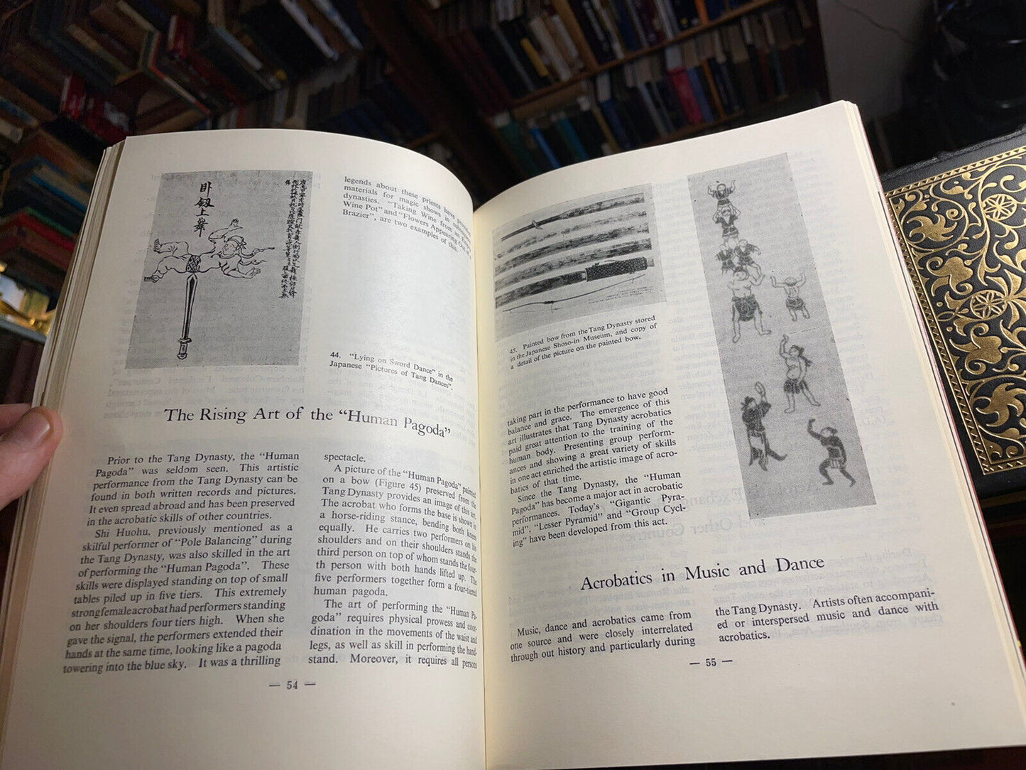 Chinese Acrobatics through the Ages by Fu Qifeng 1985 : Circus Performance