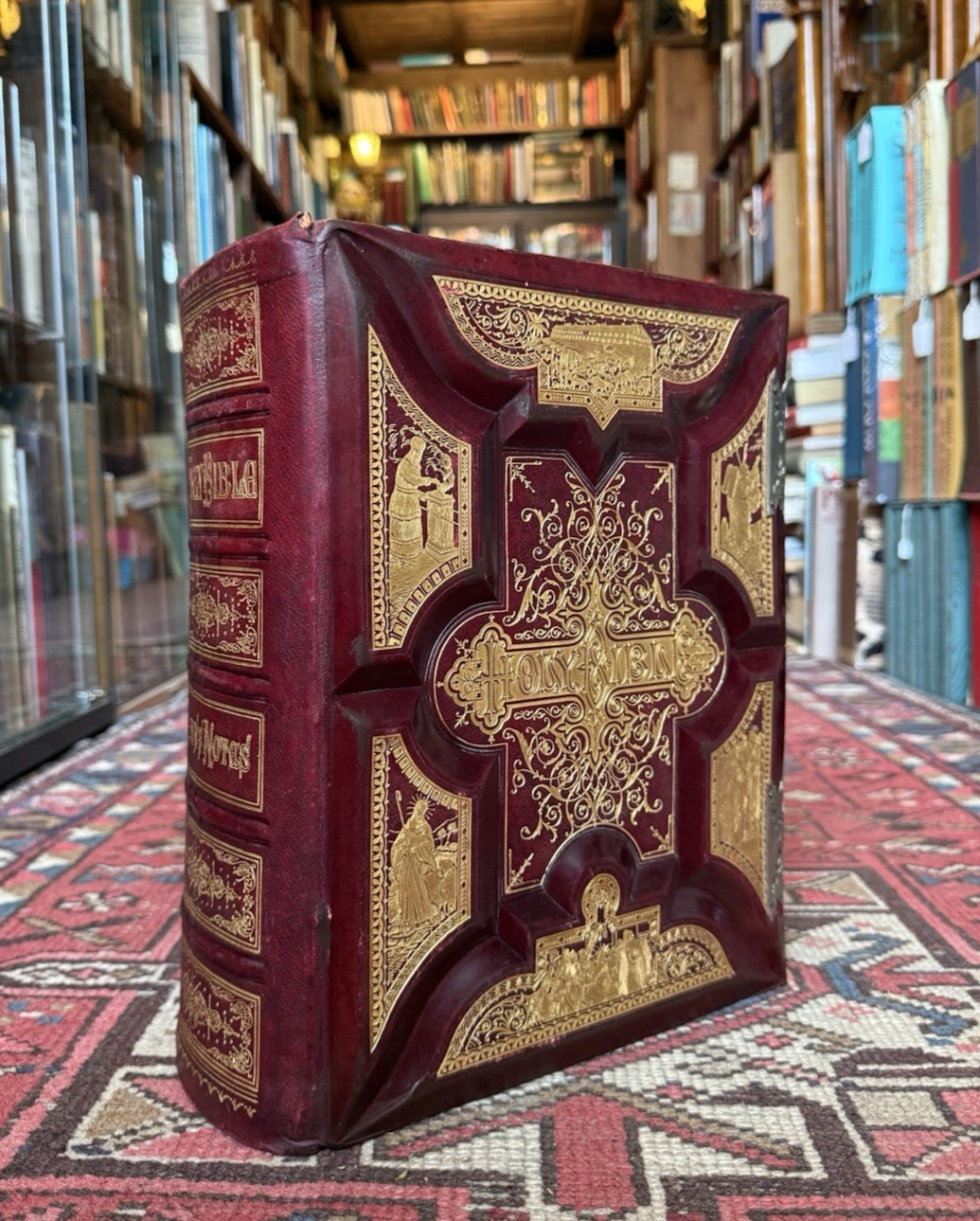 EXQUISITE Large Clasped HOLY BIBLE : Sculpted Boards : 16.4kg : 5.5 Inches Thick