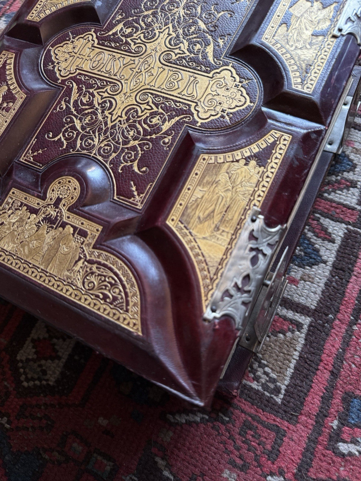 EXQUISITE Large Clasped HOLY BIBLE : Sculpted Boards : 16.4kg : 5.5 Inches Thick