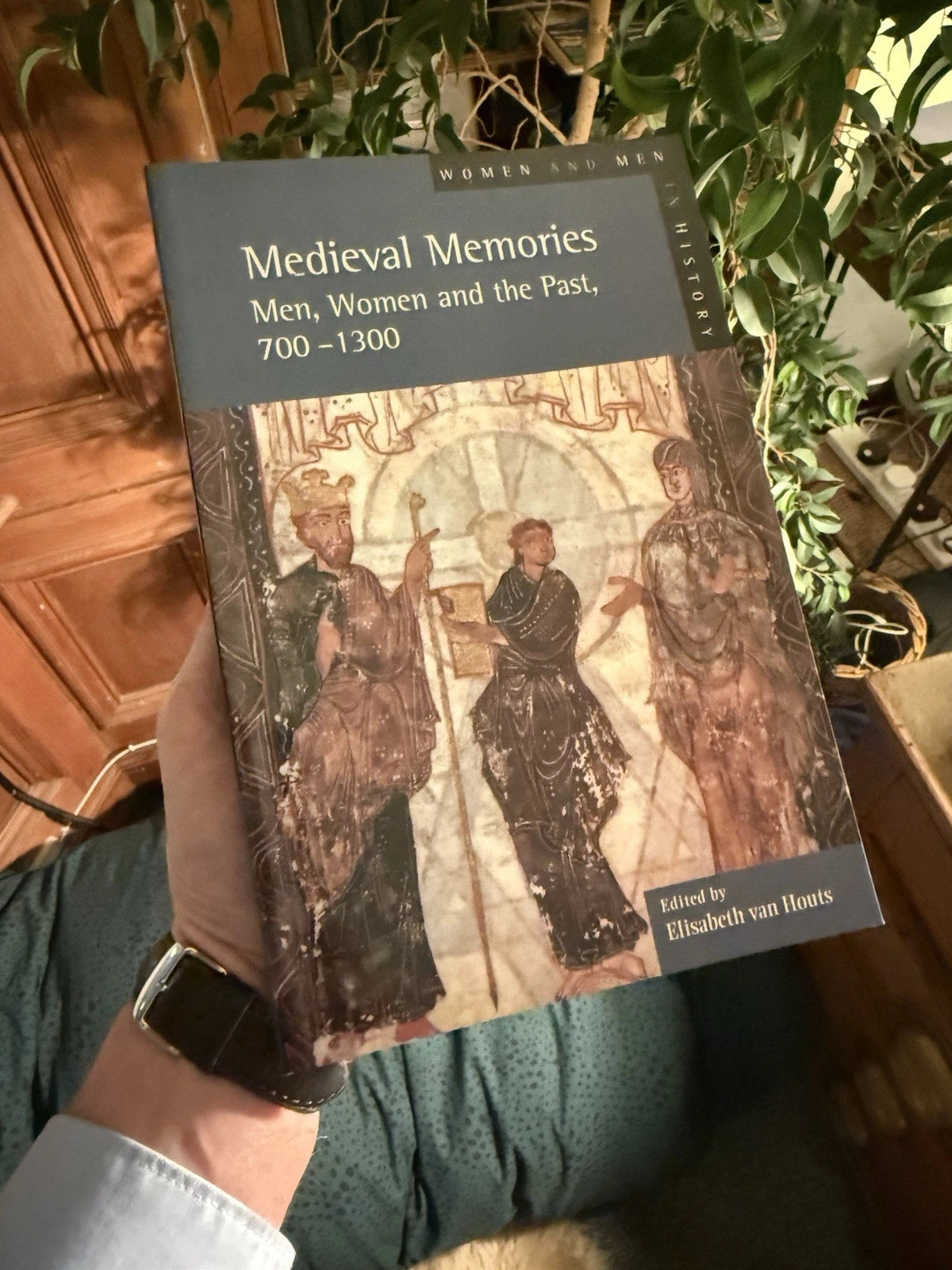 Medieval Memories : Men, Women, and the Past, 700-1300 : Van Houts: PB: VGC
