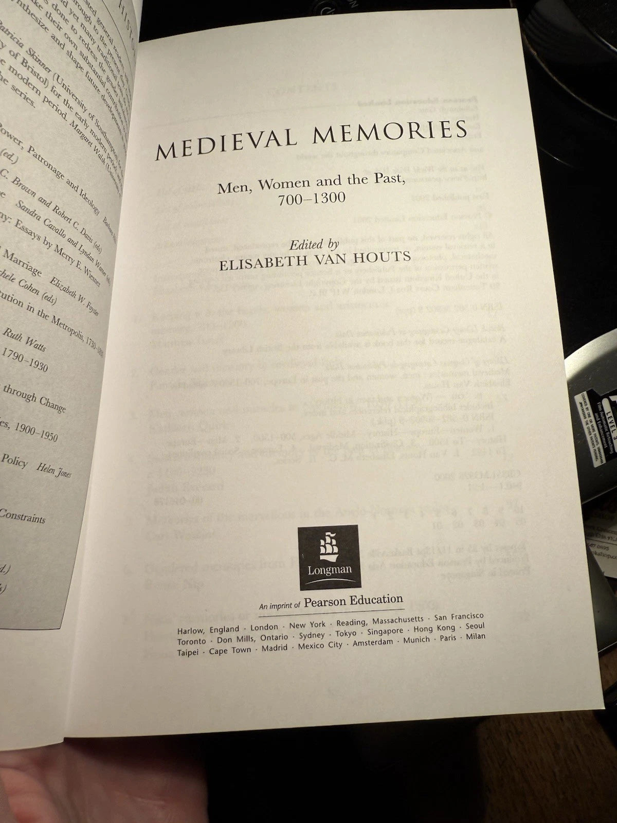 Medieval Memories : Men, Women, and the Past, 700-1300 : Van Houts: PB: VGC