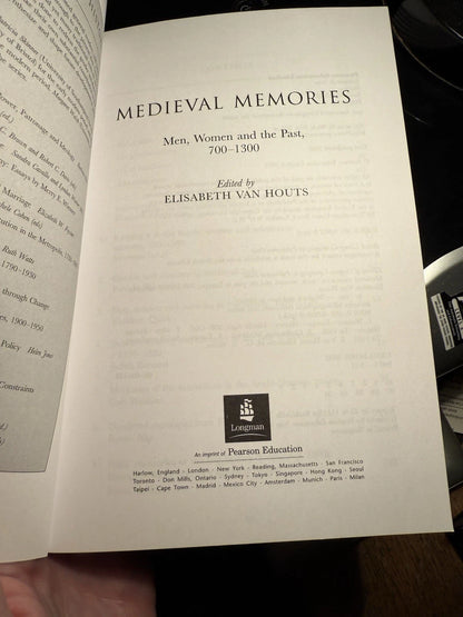 Medieval Memories : Men, Women, and the Past, 700-1300 : Van Houts: PB: VGC