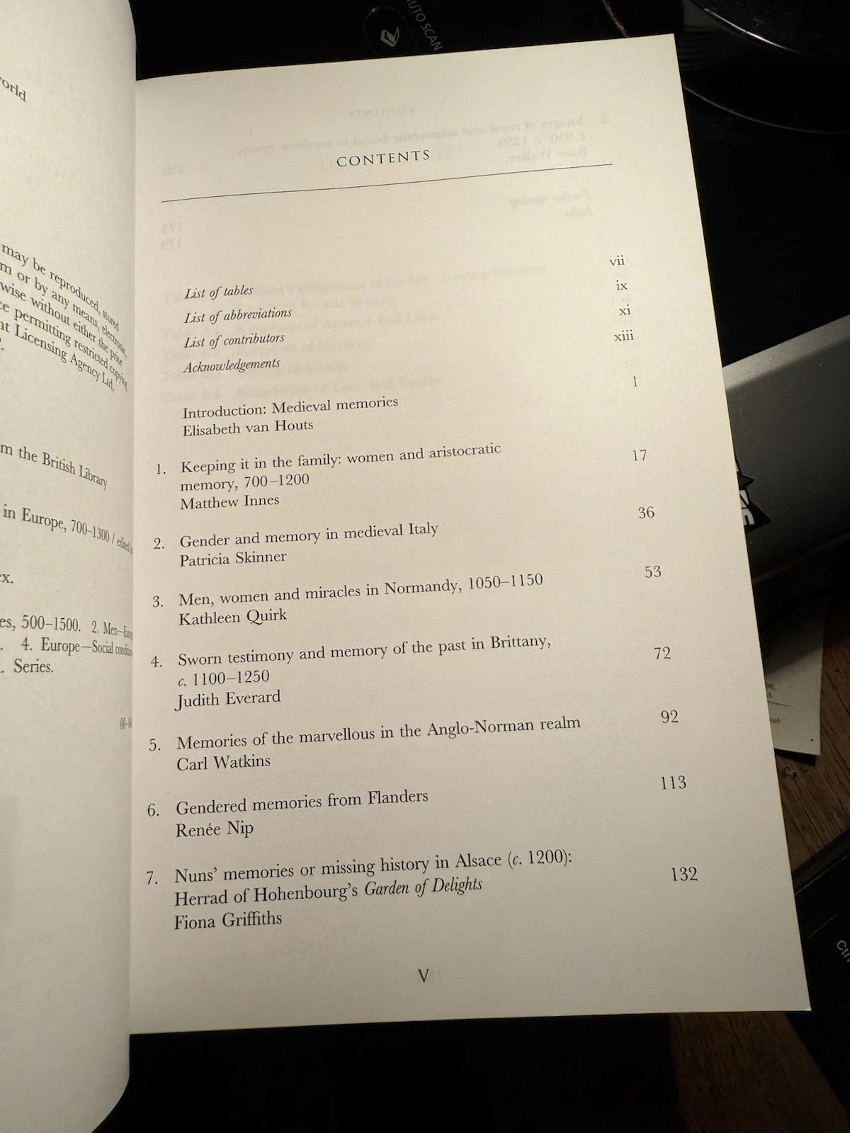 Medieval Memories : Men, Women, and the Past, 700-1300 : Van Houts: PB: VGC