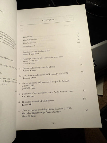 Medieval Memories : Men, Women, and the Past, 700-1300 : Van Houts: PB: VGC
