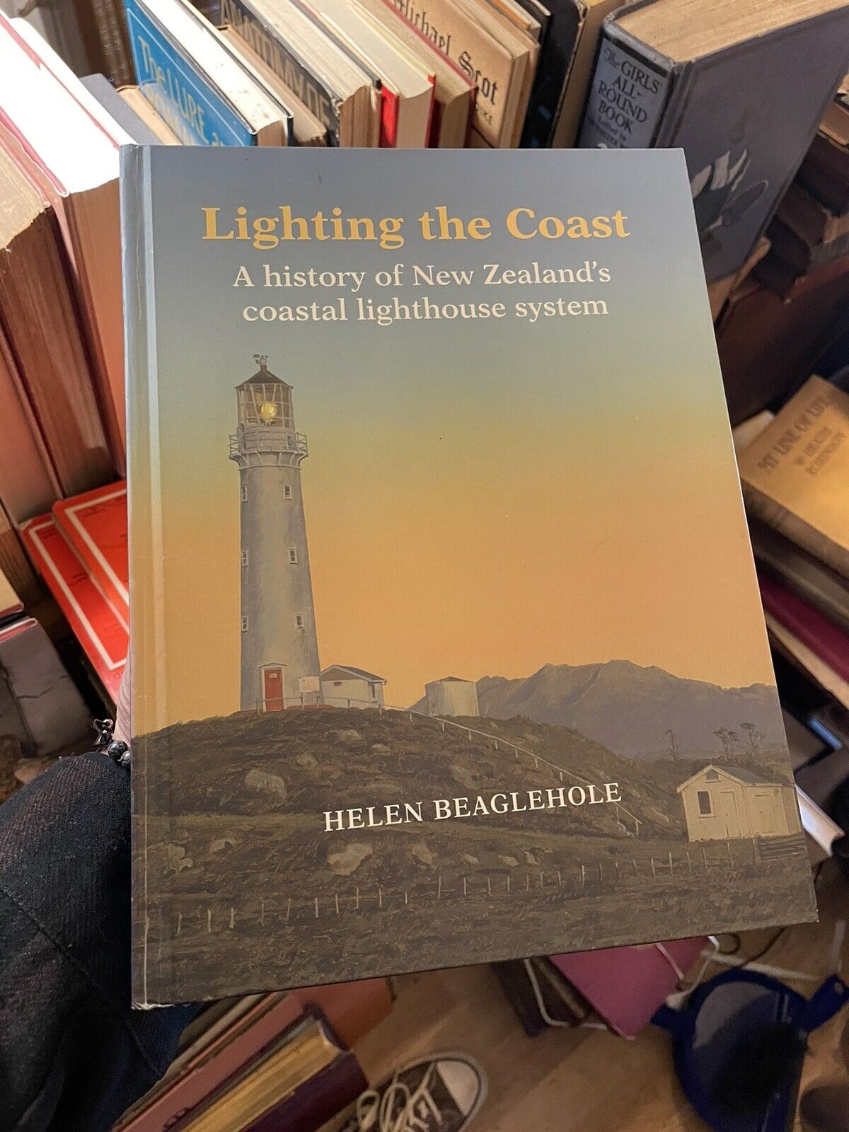 Lighting the Coast : A History of New Zealand's Coastal Lighthouse System